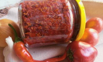 Salata caldă de sfeclă Alenka poate fi pusă într-un borcan de sticlă sterilizat, închis cu un capac sterilizat și păstrat.