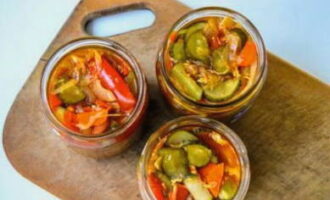 Col·loqueu la barreja de verdures en pots de vidre esterilitzats. Els tanquem amb tapes esterilitzades.Una amanida de caça brillant per a l'hivern està a punt! Guarda-ho en un lloc fresc. Col·loqueu la barreja de verdures en pots de vidre esterilitzats. Els tanquem amb tapes esterilitzades. Una amanida de caça brillant per a l'hivern està a punt! Guarda-ho en un lloc fresc.
