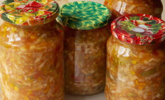 Col·loqueu la clàssica amanida del Danubi en pots de vidre esterilitzats, tanqueu-los amb una tapa esterilitzada, refredeu-los i guardeu-los. Col·loqueu la clàssica amanida del Danubi en pots de vidre esterilitzats, tanqueu-los amb una tapa esterilitzada, refredeu-los i guardeu-los.