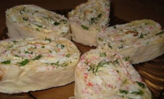 Inilalagay namin ang roll sa refrigerator, pagkatapos ay i-cut ito at ihain ito. Inilalagay namin ang roll sa refrigerator, pagkatapos ay i-cut ito at ihain ito.