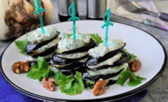 Aubergine i georgisk stil med nötter är klara. Lägg dem på ett fat och servera.
