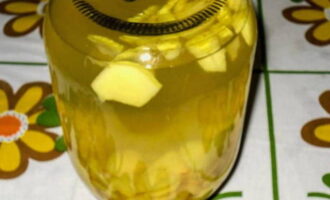 Ang isang maliwanag na homemade quince drink ay handa na. Ipadala ito para sa imbakan.