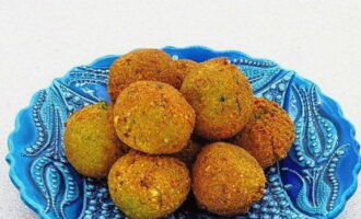 Stek produkten i en stor mängd kokande olja tills den får ljus färg.Färdigt, varm falafel kan serveras.