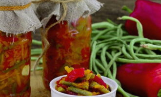 După sterilizare, rulați capacele și lăsați salata de fasole verde o zi până se răcește. Păstrați rulourile într-un loc răcoros.