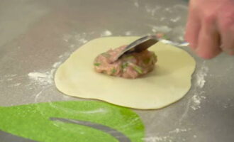 Lägg cirka en matsked köttfyllning på degen. Lägg cirka en matsked köttfyllning på degen.