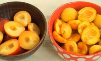 Paano maghanda ng cherry plum compote para sa taglamig sa isang 3 litro na garapon? Hugasan namin ang cherry plum at alisin ang lahat ng mga buto.