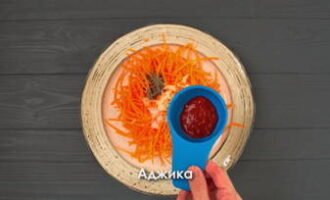 Efter detta, tillsätt adjika. Fyll morötterna med vegetabilisk olja.