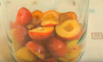 Punan ang halos isang katlo ng garapon ng mga berry. 