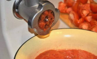 Măcinați roșiile într-o mașină de tocat carne, tăiați ardeiul după bunul plac - fâșii sau cuburi. 