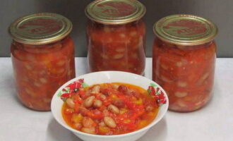 Apoi puneți fasolea și cantitatea necesară de oțet și ulei vegetal în salată, amestecați și gătiți încă 30 de minute. Puneți gustarea finită în borcane sterilizate și închideți ermetic. Fasole delicioasă cu legume este gata!