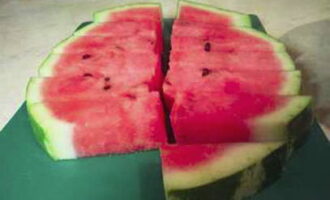 Gupitin ang pakwan sa hugis-parihaba na hiwa kasama ang balat.