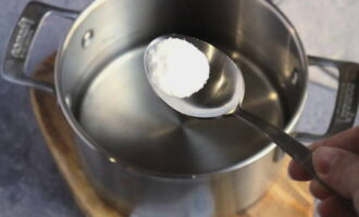 Giet water in de pan, voeg zout naar smaak toe. Giet water in de pan, voeg zout naar smaak toe.