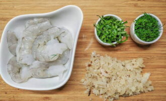 Picar l'alfàbrega i l'anet finament, rentar les gambes i treure la vena intestinal tallant lleugerament la closca. 