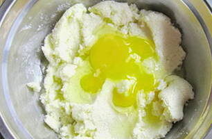 Pagkatapos ay ilagay ang itlog ng manok at haluing mabuti.