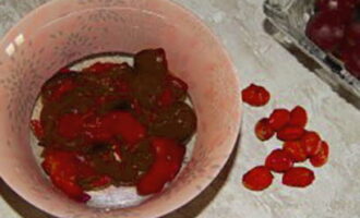 Ilipat ang cherry plum sa isang malaking lalagyan, takpan ng asukal at mag-iwan ng 5 oras.