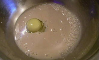 Dizolvam drojdia intr-o jumatate de pahar de apa calduta, adaugam oul si amestecam bine.