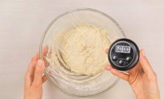 Bột được đổ vào tô để nhào bột qua rây rồi trộn với men khô. Thêm muối và đường vào hỗn hợp khô rồi thêm sữa và dầu thực vật. Nhào bột bằng tay cho đến khi có kết cấu dày, đồng nhất và hơi dính. Các món ăn được phủ một lớp màng và đặt ở nơi ấm áp trong 1 giờ để nổi lên. Trong thời gian này, bạn cần dùng tay nhào bột vài lần.