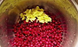 Puneți lingonberries, ierburile uscate și rădăcina de ghimbir într-o cratiță și puneți-le la foc mediu.