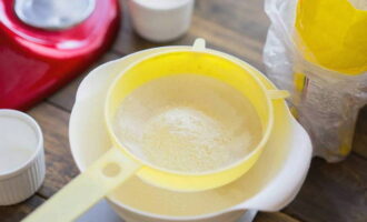 Salain ang harina sa pamamagitan ng isang pinong salaan. Magdagdag ng asin, baking powder at vanillin dito, ihalo.