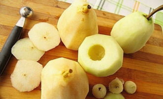 Paano maghanda ng simpleng pear puree para sa taglamig nang walang isterilisasyon sa bahay? Alisin ang balat at buto mula sa hugasan na mga peras, gupitin ang mga ito sa maliliit na cubes at ilagay sa isang kasirola, pagdaragdag ng tubig. 