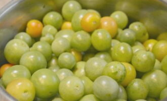 Cum să prepari roșii verzi sărate în borcane pentru iarnă? Spalam rosiile si le indepartam tulpinile.