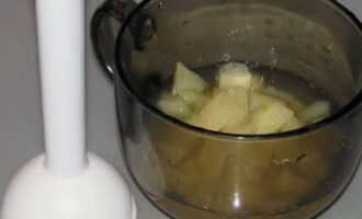 Pure ang nagresultang masa gamit ang isang immersion blender o giling sa pamamagitan ng isang salaan. 