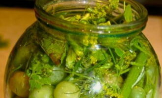 Puneti o cantitate mica de ierburi intr-un borcan sterilizat, puneti rosiile deasupra si inca putine ierburi, ardei si usturoi.