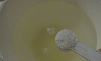 För att göra saltlaken, tillsätt salt i kallt kokt vatten och tillsätt sedan socker.
