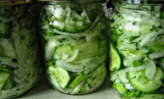 Col·loqueu l'amanida en pots preparats i aboqueu-hi el suc restant, després tanqueu bé. Guardeu el preparat a la nevera. Col·loqueu l'amanida en pots preparats i aboqueu-hi el suc restant, després tanqueu bé. Guardeu el preparat a la nevera.