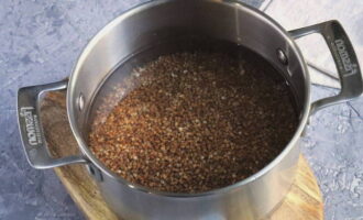 Giet de ontbijtgranen in de pan en plaats op het fornuis. Breng water op hoog vuur aan de kook en verwijder eventueel schuim van het oppervlak. Giet de ontbijtgranen in de pan en plaats op het fornuis. Breng water op hoog vuur aan de kook en verwijder eventueel schuim van het oppervlak.