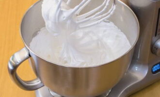 Ipagpatuloy ang paghahalo hanggang ang timpla ay maging napakakapal at mahigpit na dumikit sa whisk.