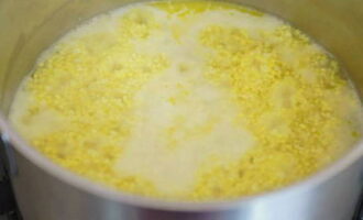 Đun sôi cháo, sau đó giảm lửa và đun nhỏ lửa với nắp mở trong 8-10 phút.