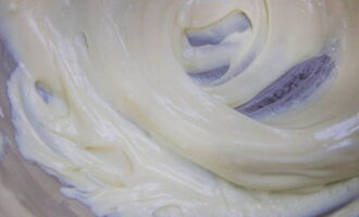Desfeu la xocolata blanca al microones o al bany maria.
