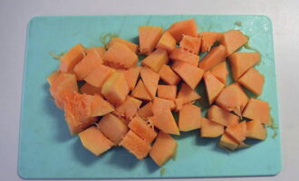 ตัดเนื้อฟักทองเป็นก้อน