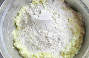 Susunod, magdagdag ng baking soda, slaked vinegar at sifted flour.