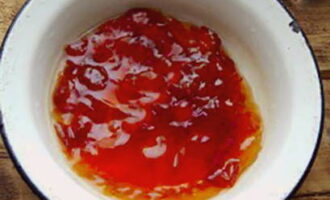 Pagkatapos nito, ilagay ang lalagyan sa apoy at dalhin ang cherry plum sa isang pigsa. Pana-panahong alisin ang foam mula sa ibabaw ng jam at lutuin ng 5 minuto.