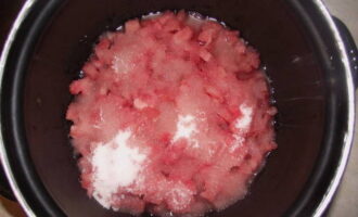 Cobriu la polpa de síndria a rodanxes amb la quantitat necessària de sucre. Tapeu els plats amb un tovalló i deixeu-ho a temperatura ambient durant almenys 2 hores. Es pot refrigerar durant la nit.