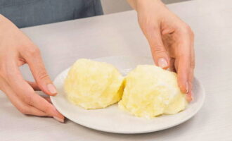 Khoai tây gọt vỏ được đun sôi trong nước có thêm muối. Sau đó, nó được xay nhuyễn, để nguội, trộn với phô mai cắt nhỏ, bơ tan chảy và cuộn thành ba quả bóng.