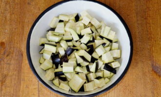 Hoe bereid je aubergines als champignons voor de winter? Snijd de gewassen groenten in blokjes, voeg zout toe en laat 40 minuten staan, waarna we ze grondig afspoelen. Hoe bereid je aubergines als champignons voor de winter? Snijd de gewassen groenten in blokjes, voeg zout toe en laat 40 minuten staan, waarna we ze grondig afspoelen.