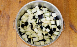 Vul de aubergines met water, zout en steek in brand. Nadat het water kookt, kook je ze ongeveer 15 minuten tot ze zacht zijn. Voeg azijn toe en haal na een minuut de aubergines van het vuur. Vul de aubergines met water, zout en steek in brand. Nadat het water kookt, kook je ze ongeveer 15 minuten tot ze zacht zijn. Voeg azijn toe en haal na een minuut de aubergines van het vuur.