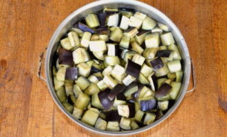 Doe de aubergines vervolgens in een pot en vul ze met de hete pekel waarin ze gekookt zijn. Doe de aubergines vervolgens in een pot en vul ze met de hete pekel waarin ze gekookt zijn.