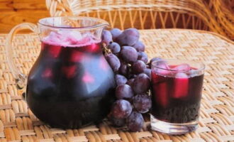 Deixeu el suc durant 1 hora perquè s'assenti i quedi clar i transparent, després torneu a bullir i aboqueu-lo en pots. 