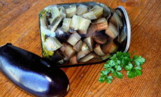 Bewaar de afgewerkte aubergines in de koelkast. Eet smakelijk! Bewaar de afgewerkte aubergines in de koelkast. Eet smakelijk!