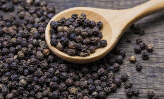 Col·loqueu tots els ingredients de l'amanida en un bol fons, amaniu-los amb sal, sucre, afegiu espècies i oli. Barrejar bé amb una cullera gran de fusta o amb les mans. Això s'ha de fer amb cura perquè els trossos de verdures no s'arrugan ni perdin la seva forma. Deixeu reposar la barreja durant una hora.