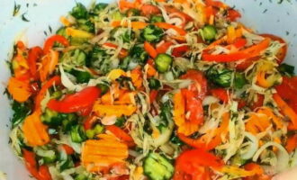Col·loqueu la massa vegetal resultant amb el suc alliberat al foc i deixeu-ho coure a foc lent durant uns 7 minuts sota la tapa. L'amanida s'ha de remenar periòdicament. Quan l'amanida estigui gairebé a punt, aboqueu-hi vinagre i torneu a barrejar. 