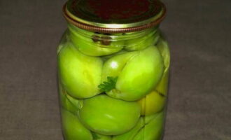 Puneți preparatele de roșii verzi în borcane. Se toarnă apă clocotită peste ele, se acoperă cu capace și se lasă 15 minute. După ce a trecut timpul specificat, scurgeți apa din roșii în chiuvetă și turnați din nou apă clocotită peste roșii timp de 20 de minute. Astfel vom scăpa de amărăciune roșiile.