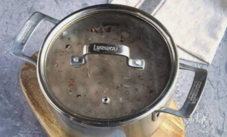 Zet na het koken het vuur laag en laat de pap 10 minuten onder het deksel sudderen. Zet na het koken het vuur laag en laat de pap 10 minuten onder het deksel sudderen.