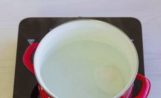 Kook water in een pan, voeg een paar snufjes zout toe en zet het vuur lager. Om eieren te koken is het voldoende dat de watertemperatuur 70-80 graden is. Breng de kom met het ei zo dicht mogelijk bij het wateroppervlak en kantel deze in het water.