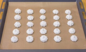 Takpan ang isang baking sheet na may pergamino. Gamit ang isang pastry bag, ilagay ang meringue sa baking sheet sa hugis ng maliliit na rosas.