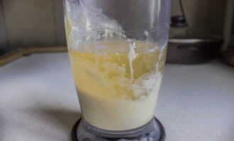 Poseu la xocolata en un got alt de batedora, afegiu-hi la llet condensada i aboqueu-hi el contingut de la paella. Barrejar els ingredients amb una espàtula.